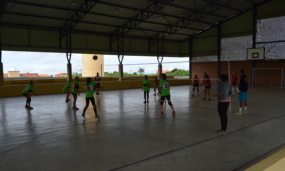  Alunas do Câmpus Valparaíso em partida contra o Colégio Cebam,nesta segunda-feira, 2 sets a 0 para o Câmpus. A disputa aconteceu no Centro de Ensino em Período Integral (CEPI) Maria Antonieta.